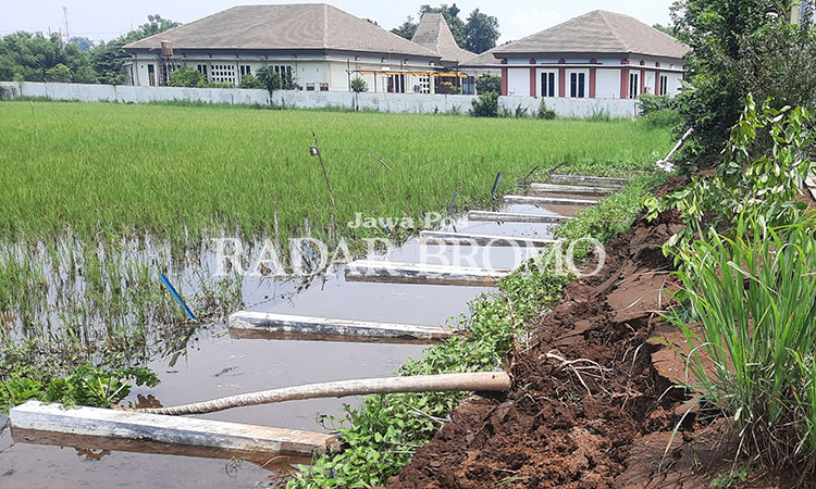 AMBROL: Pagar dinding sisi barat Gedung Farmasi Dinas Kesehatan Kota Pasuruan, ambrol setelah sempat turun hujan deras sebelumnya.