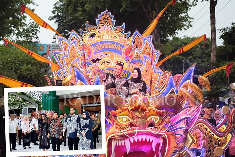 SAPA WARGA: Mantan Wali Kota Probolinggo Hadi Zainal Abidin bersama istrinya menyapa warga dalam arak-arakan Rabu (31/1). Serta, PJ Wali Kota Nurkholis bersama istri dan Hadi di depan kantor Pemkot Pr