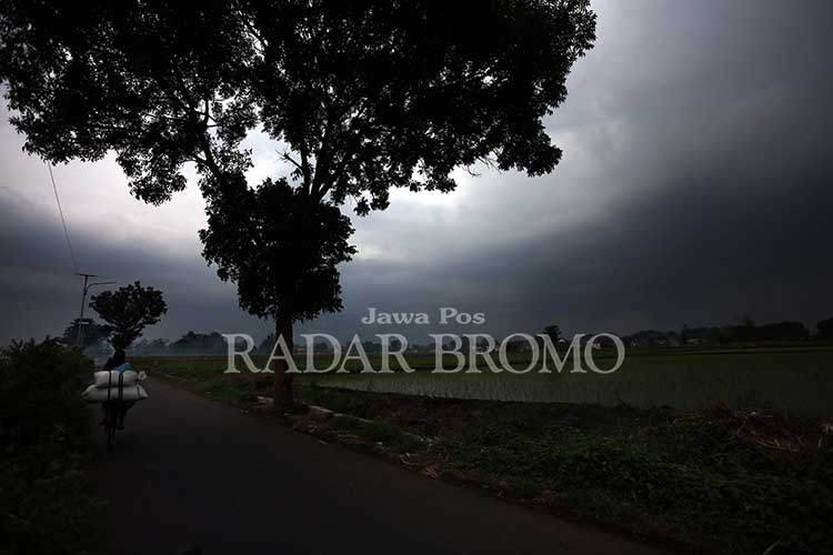 Sejumlah wilayah di Jawa Timur berpotensi terjadi cuaca ekstrem cukup lama. Mulai Selasa (30/1) hingga Senin (5/2). Karena itu, Badan Meteorologi, Klimatologi, dan Geofisika (BMKG) Juanda mengimbau wa