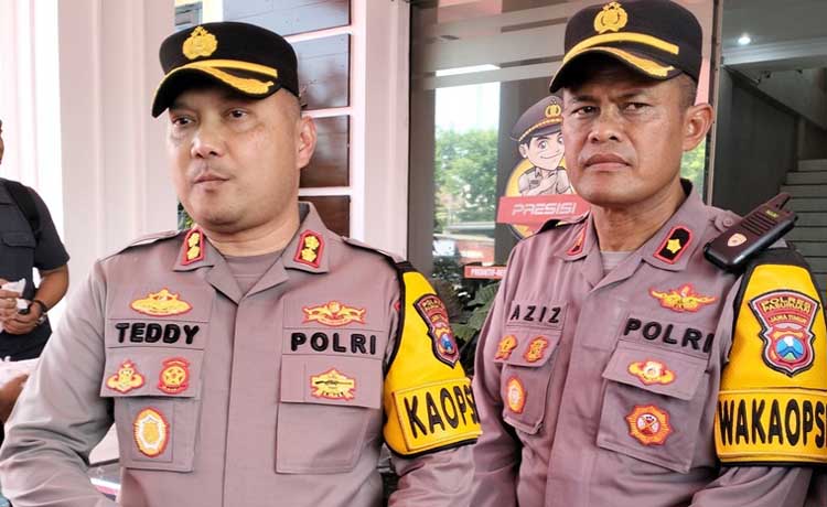 Kapolres Pasuruan AKBP Teddy Chandra (kiri) saat didampingi Wakapolres Pasuruan Kompol Aziz saat menemui wartawan. (Rizal Syatori/ Radar Bromo)