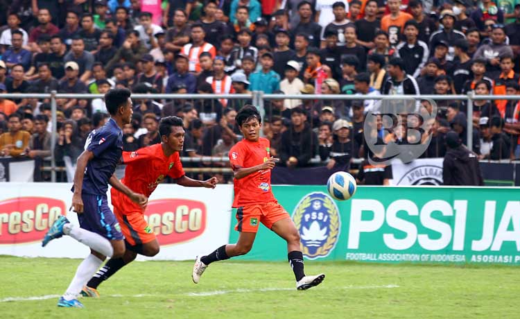 DERBY PASURUAN: Penggawa Persekabpas dan Pasuruan United berebut bola dalam laga pemungkas grup LL, (1/2). (Mokhamad Zubaidillah/ Radar Bromo)