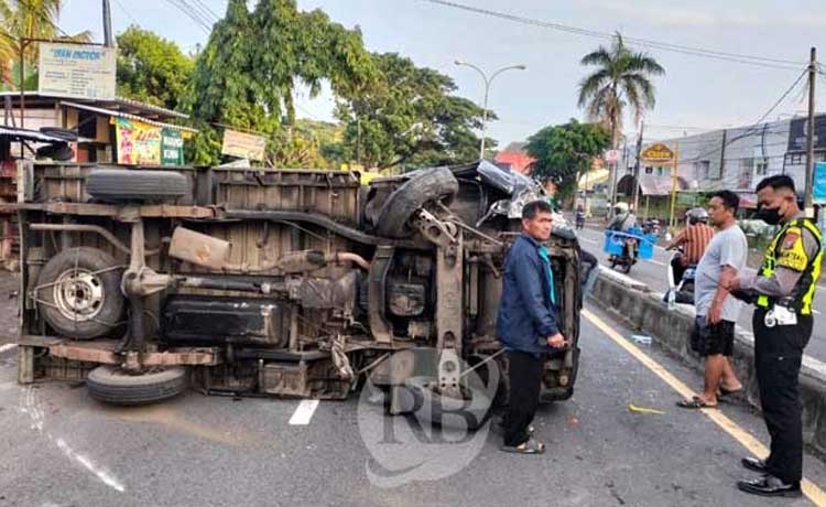 Kondisi pikap usai terguling di Pandaan dan tertabrak motor. (Rizal Syatori/ Radar Bromo)