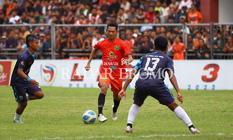 CETAK ANGKA: Striker Persekabpas Ricko Hardiansyah dikawal pemain Pasuruan United dalam laga Kamis (1/2) sore. Kapten Persekabpas itu ikut mencetak gol.