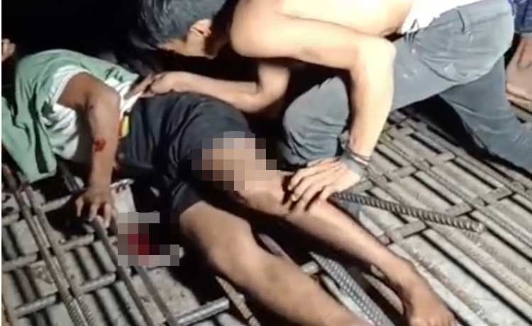 TERTEMBUS BESI COR: Warga saat mengevakuasi korban Adi yang tertembus besi cor di punggung hingga betisnya. (Istimewa)