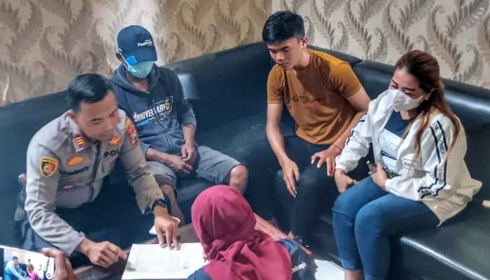 DIMEDIASI: M Skr (bertopi) saat dimediasi dengan korban Hop (jaket putih) di Mapolsek Gending. (Achmad Arianto/ Radar Bromo)