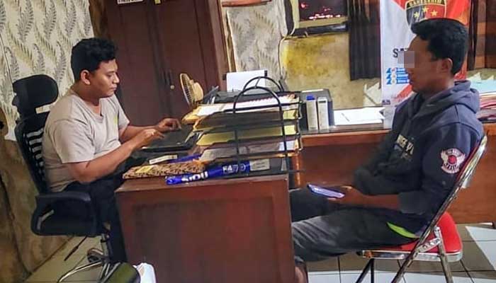 Pelaku M Skr (kanan) saat diperiksa polisi