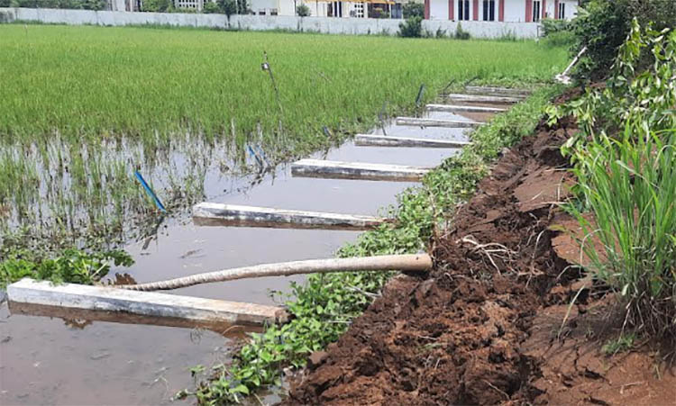 AKIBAT BENCANA? Sisa bangunan pagar gedung farmasi di Bugul Kidul yang ambrol. Penyebab pagar masih diselidiki Dinas Pekerjaan Umum dan Penataan Ruang.