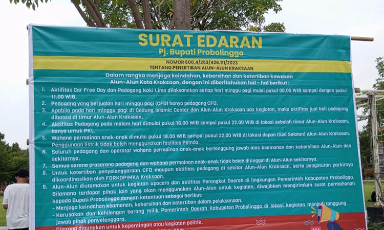 DILARANG: Surat Edaran PJ Bupati Probolinggo tentang penertiban Alun-alun. Banner tersebut terpasang di area Alun-alun Kraksaan.