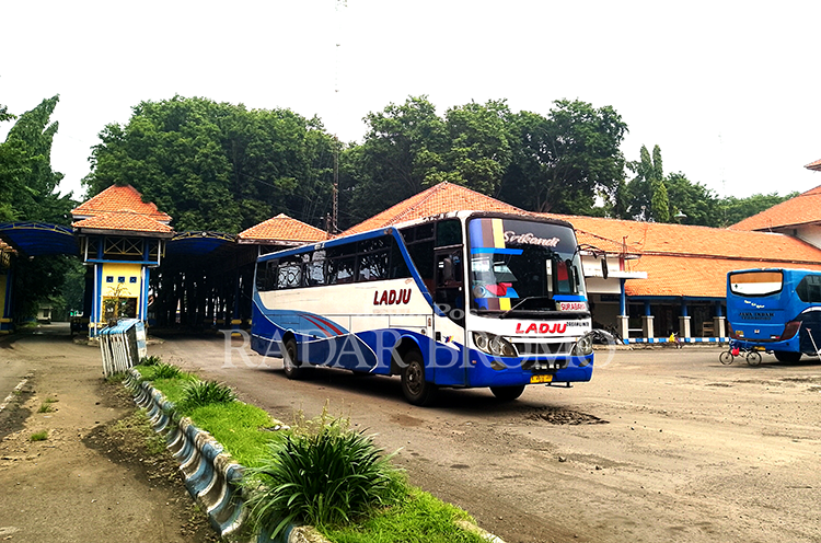 PERLU DIBENAHI: Sebuah bus masuk ke Terminal Bayuangga pada hari Sabtu (3/2) siang. Tampak landasan bus rusak berlubang perlu diperbaiki agar pengunjung nyaman.