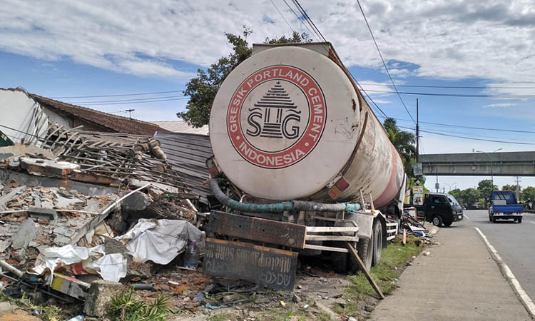 HANCUR: Sebuah toko dan tembok rumah warga hancur setelah ditabrak truk tangki semen Sabtu (3/2) malam, di Jalan Nasional Malang-Surabaya di Parerejo, Kecamatan Purwodadi, Kabupaten Pasuruan.