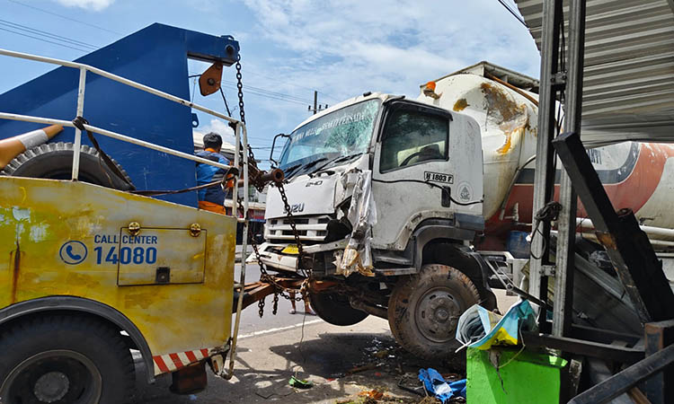 EVAKUASI: Truk tronton tangki yang menyasak rumah hingga toko warga, akhirnya dievakuasi.