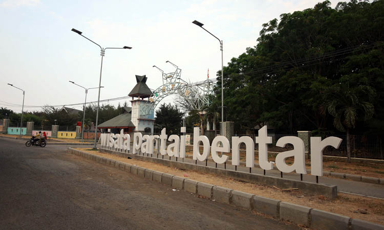 PINGGIR JALAN: Gerbang menuju Pantai Bentar di Gending. Saat ini wisatawan yang masuk dikenai tiket Rp 10 ribu.