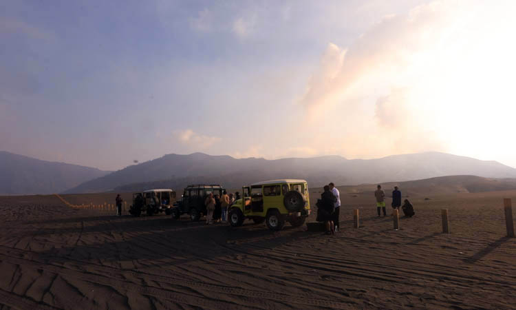 ANDALAN: Wisatawan menikmati suasana di Lautan Pasir Bromo. Mulai Februari nanti ada kenaikan tiket bagi pengunjung.