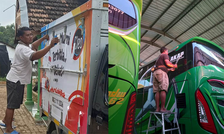 BANYAK WARNA: Irul memasang satu persatu stiker sesuai urutan warna dan bentuk gambar.