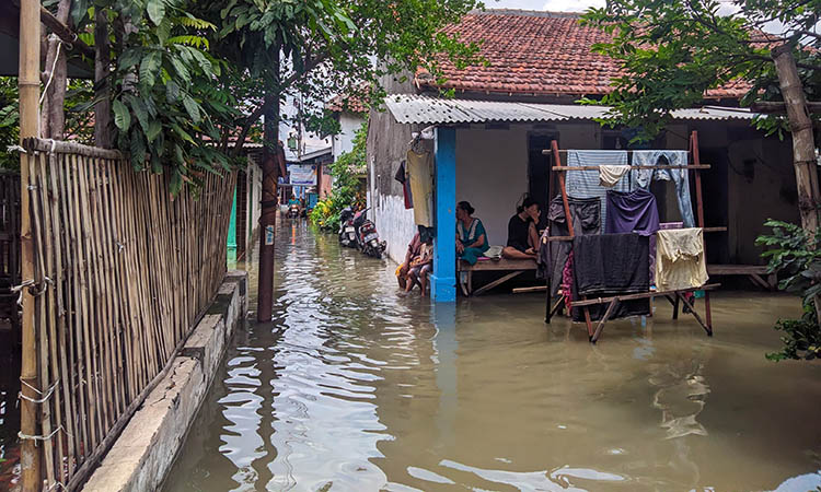 TERGENANG: Salah satu rumah warga di Kedungringin tergenang banjir. Puluhan tahun, desa ini jadi langganan banjir saat musim hujan.