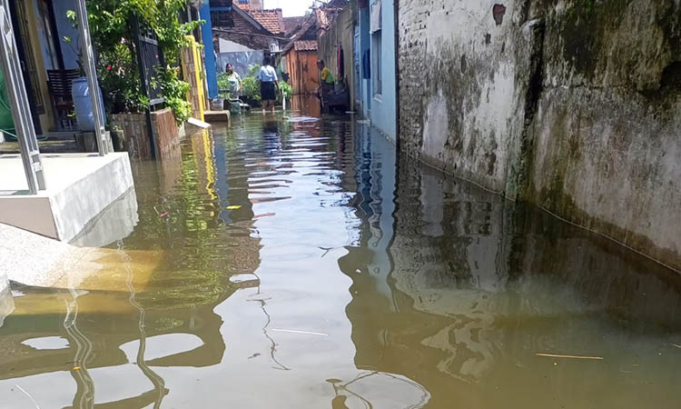 LANGGANAN: Rumah di Desa/Kecamatan Gempol yang kebanjiran.