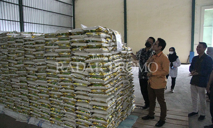 STOK BERAS: Tumpukan beras tertata rapi di RSG Kabupaten Probolinggo. Sejak Oktober 2023, harga beras terus naik.