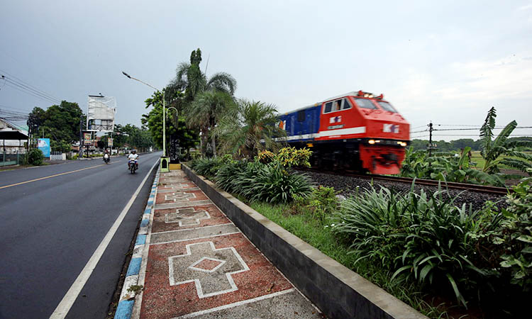 BUTUH PERHATIAN: Sejumlah pengendara melintas di Jalan Soekarno-Hatta, Kota Probolinggo, yang tamannya baru rampung direvitalisasi.