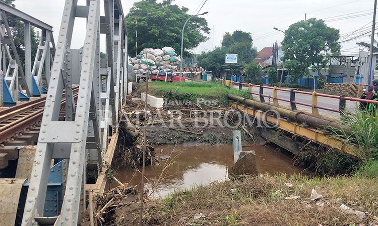 KURANG TINGGI: KAI mengusulkan peninggian Jembatan Buk Wedi yang saat ini sering banjir.