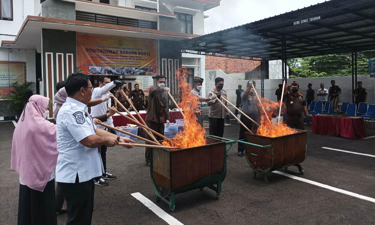 DIBAKAR: Barang bukti hasil tindak pidana kejahatan yang dimusnahkan kejaksaan, Rabu (7/2).