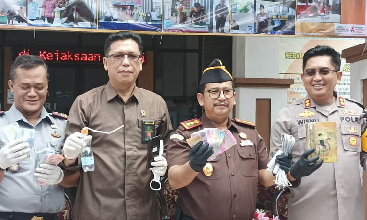 BANYAK: Uang palsu sebelum dimusnahkan.