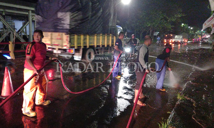 CEPAT SURUT: Banjir di Desa/Kecamatan Gongdangwetan, Kabupaten Pasuruan, Selasa (6/2) surut dalam waktu cepat.