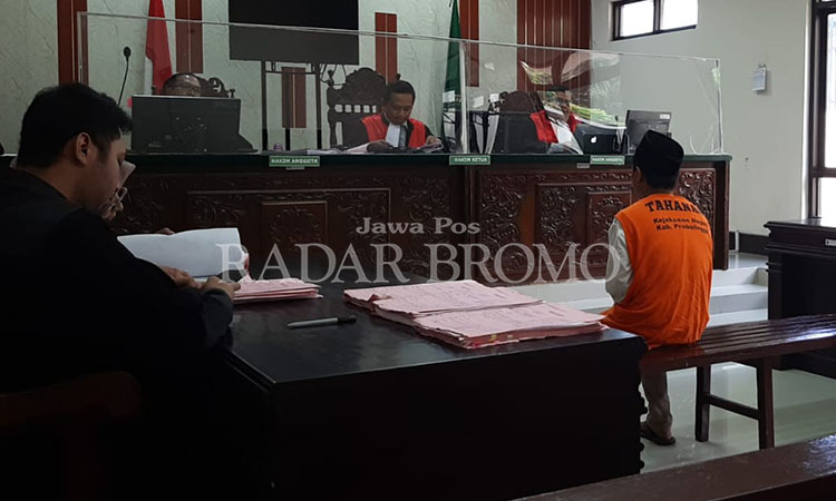 LEBIH RINGAN: Terdakwa Holili Abdianto, 23, saat pembacaan putusan, Rabu (31/1) di Pengadilan Negeri Kraksaan. Dia divonis 15 tahun, le