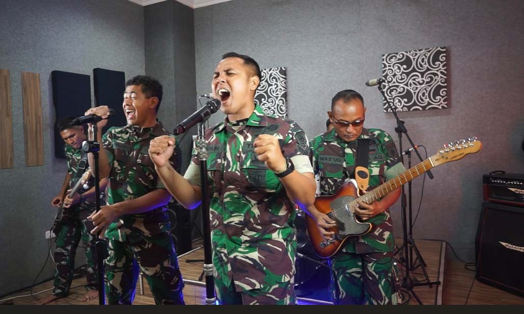 SERDADU: Prajurit Yonkav 8/NSW Divisi Infanteri 2 Kostrad yang tergabung di Nara Singa Band Reborn (NSBR). Belum lama ini Nara Singa Band Reborn merilis jingle terbaru berjudul TNI PRIMA.