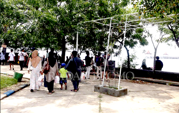 BERWISATA: Sejumlah warga berkunjung dan menikmati liburan di Pantai Bentar, Kecamatan Gending, Kabupaten Probolinggo, beberapa waktu lalu.