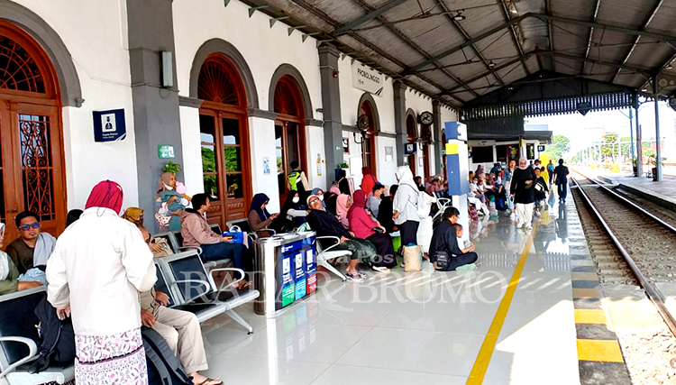 SIAP BERANGKAT: Sejumlah calon penumpang menunggu kedatangan KA di Stasiun Probolinggo, Rabu (7/2).