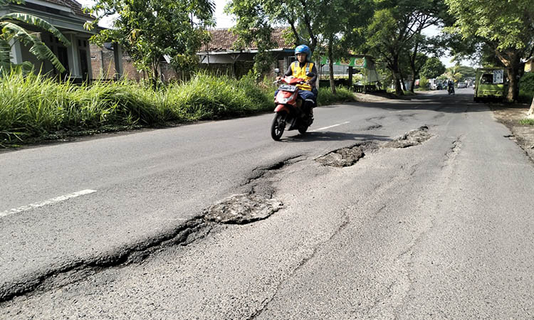 MEMBAHAYAKAN: Ruas jalan Sukorejo-Bangil di Desa Oro-oro Ombo Kulon, Kecamatan Rembang, yang kondisinya bergelombang.