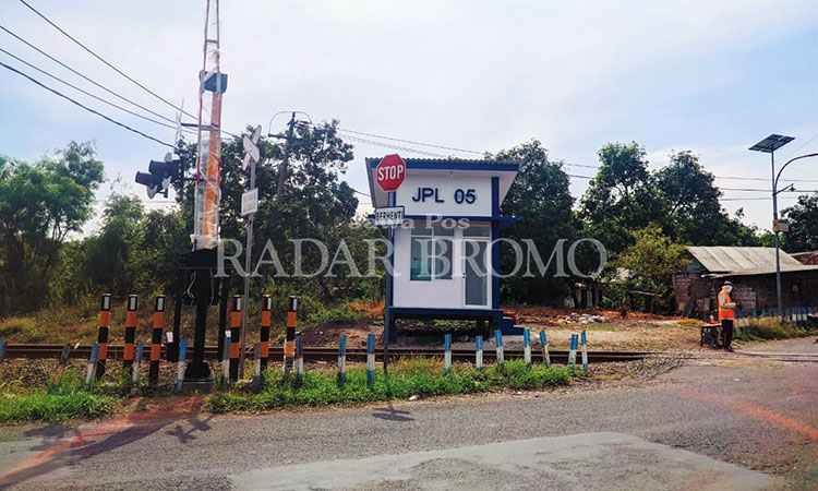 DIJAGA SUKARELAWAN: JPL 05 Wonokerto di Kecamatan Sukorejo, Kabupaten Pasuruan, ini sudah dilengkapi palang pintu. Namun, belum beroperasi. Saat ini, JPL 05 Wonokerto masih dijaga sukarelaw