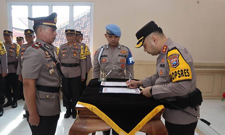 TANDA TANGANI: Kapolres Pasuruan, AKBP Teddy Chandra saat memimpin jalannya sertijab Kapolsek Puspo.