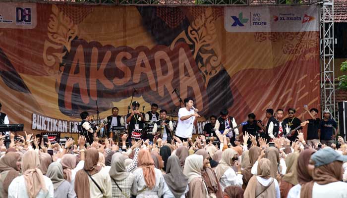 Beginilah antusiasnya siswa-siswi saat penyanyi yang sedang naik daun, Mas Dho hadir dipuncak pentas seni bertajuk AKSARA gelaran SMK Negeri 1 Probolinggo, Selasa (6/02).