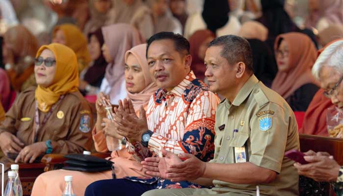 Kepala Cabang Dinas Pendidikan Wilayah Probolinggo Bpk Iwan Triono, SH. dan hadir juga kepala dinas pendidikan kota probolinggo yang diwakili oleh bidang budaya dan kesenian Sardi.