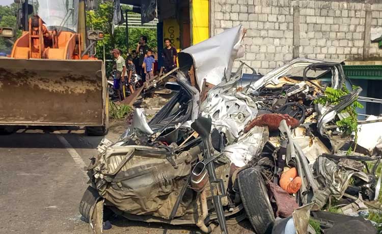 Kondisi mobil sedan Honda Accord yang diparkir di tepi jalan ringsek usai tertabrak truk gandeng di Watukosek, Gempol. (Rizal Syatori/ Radar Bromo)