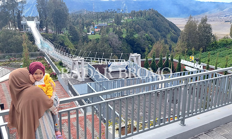 DITUNDA LAGI: Jembatan kaca di Kecamatan Sukapura, Kabupaten Probolinggo belum juga dibuka saat ini.