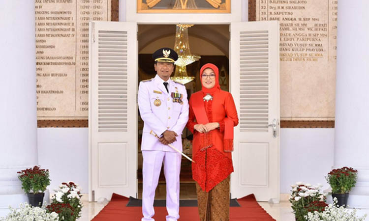 Irsyad Yusuf bersama istri.