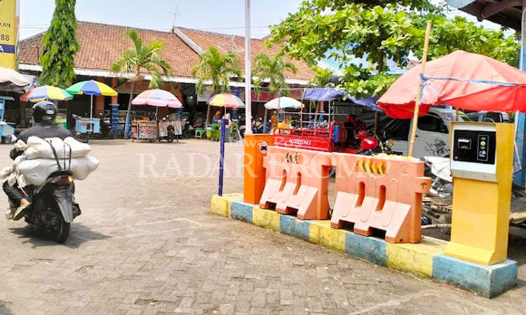 SUDAH TERPASANG: Alat untuk parkir elektronik di Pasar Maron yang sudah siap digunakan. Tapi operasionalnya sampai kini belum diterapkan.