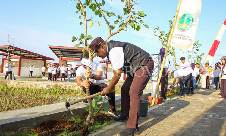 BAKAL IKON BARU: Wali Kota Pasuruan Saifullah Yusuf yang ikut menanam pohon kemarin. Acara yang jadi rangkaian hari jadi tersebut sekaligus untuk mengenalkan bakal destinasi baru di kota.