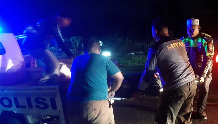 Petugas saat mengevakuasi motor korban