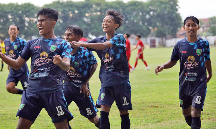 BANYAK TANTANGAN: Pemain Pasuruan United ketika berlaga di babak 8 besar.