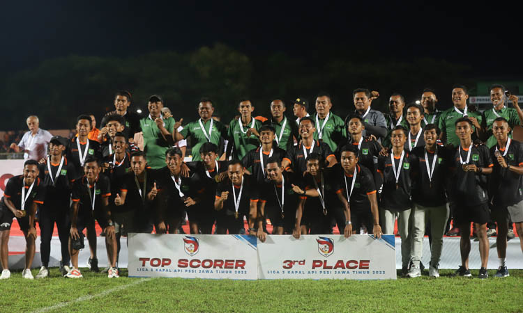 TEMPAT KETIGA: Pemain dan ofisial Persekabpas menerima penghargaan sebagai tim peraih juara ketiga Liga 3 Jatim, di stadion Letjen H Soedirman, Bojonegoro, Selasa (6/2) lalu.