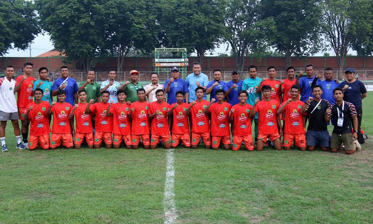 HARUS KOMPAK: Penggawa Persekabpas bersama manajemen dan jajaran pelatih serta ofisial.