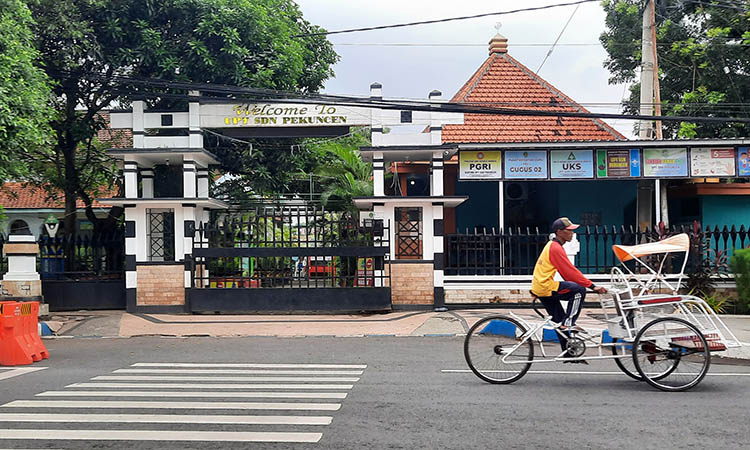 PEREMAJAAN: Perwajahan bagian depan SDN Pakuncen, Kecamatan Panggungrejo yang mulai mengalami perubahan.