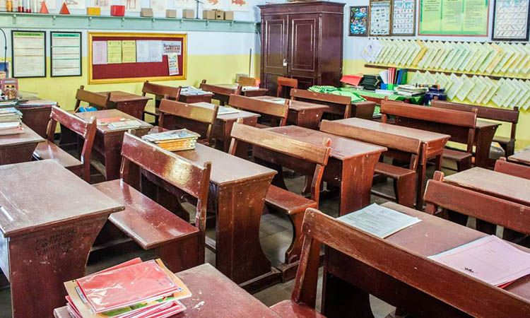 AWET: Ruang kelas yang masih menggunakan bangku peninggalan era Belanda.