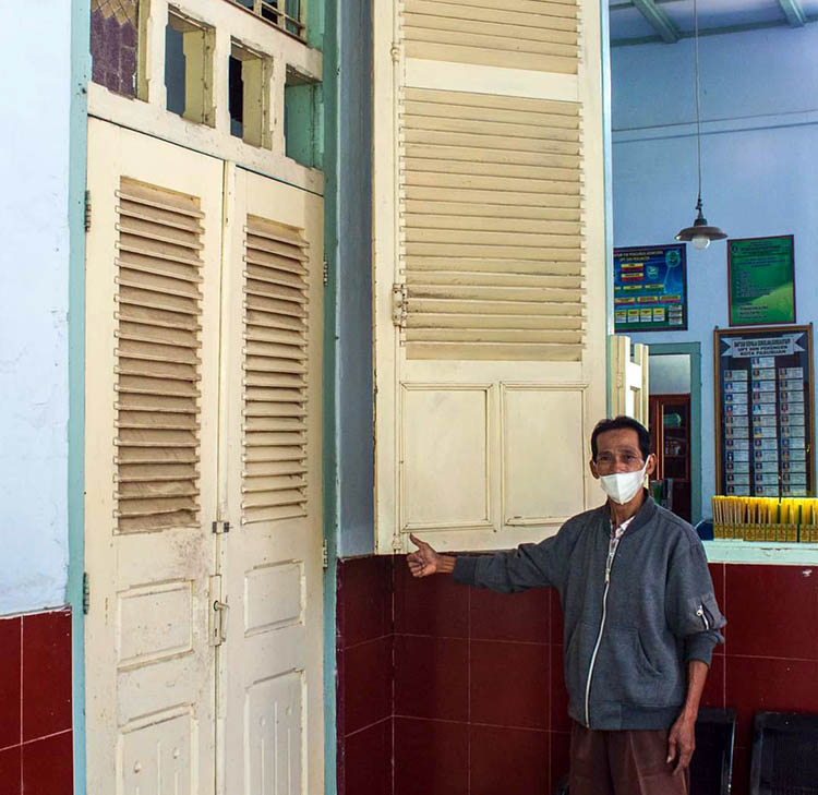 TUNJUKKAN: Bambang, petugas jaga SDN Pekuncen, saat menunjukkan jendela dan pintu peninggalan masa Belanda.