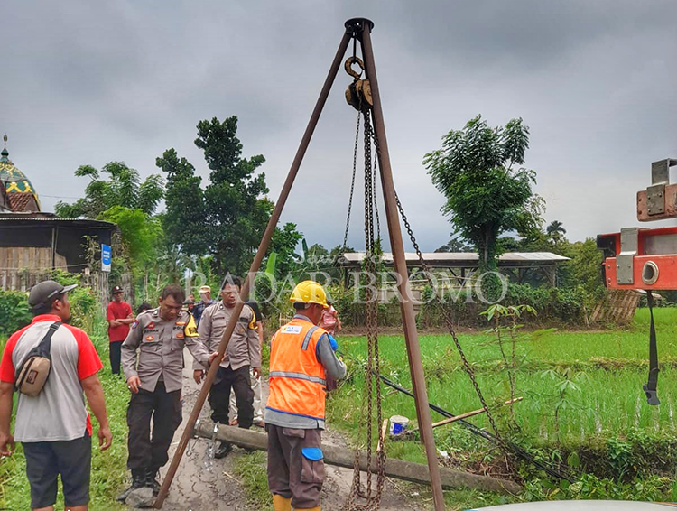 DIPERBAIKI: Sejumlah petugas dari ULP PLN Kraksaan memperbaiki tiang yang roboh di Dusun Semar, Desa Rawan, Kecamatan Krejengan, Sabtu (10/2).