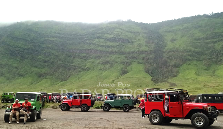 NIKMATI LIBURAN: Sejumlah wisatawan menikmati keindahan kawasan Gunung Bromo.