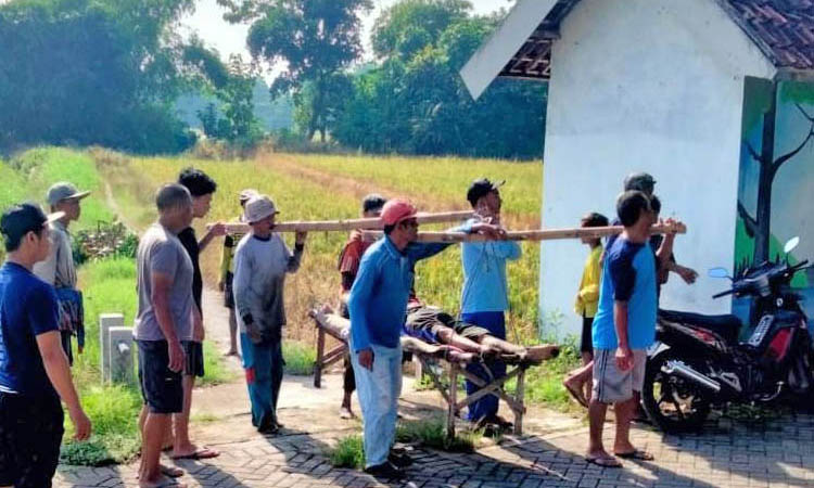 SEBELUM DIANGKUT: Evakuasi jasad Misnan, warga Dusun Babat, Desa Randupitu yang ditemukan tewas saat memanen padi di Dusun Sumber Pandan, Desa Bulusari, Kecamatan Gempol.